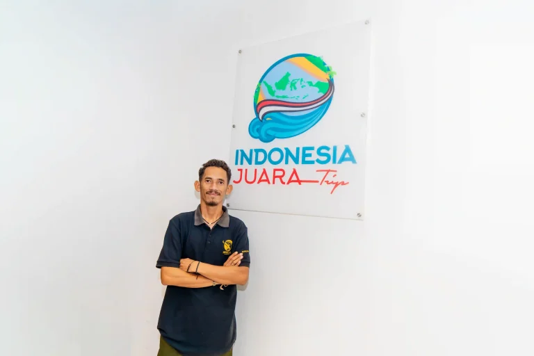 Perjalanan Andro: Tour Guide Labuan Bajo yang Mengubah Hidup Lewat Laut dan Cerita Wisatawan