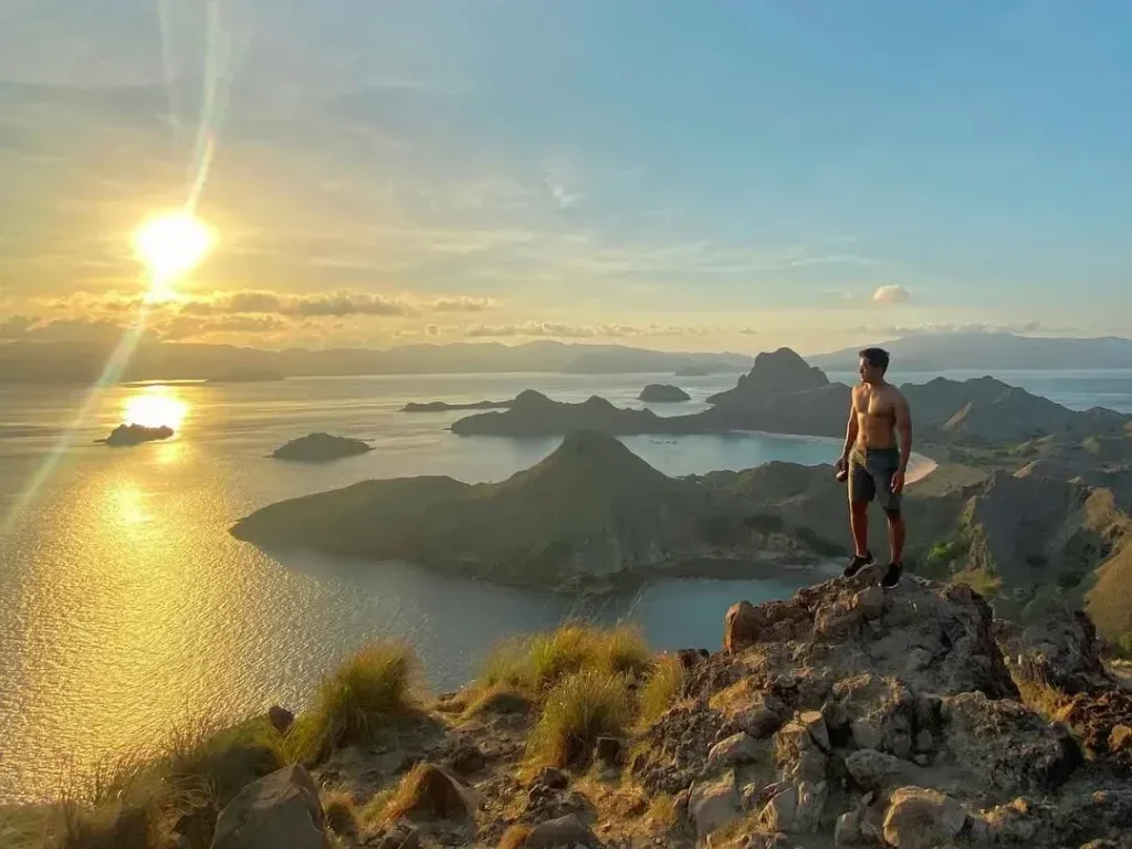 Agung Afif, pendiri Juara Holding Group, memandang kepulauan Indonesia dengan visi untuk pengembangan pariwisata berkelanjutan.