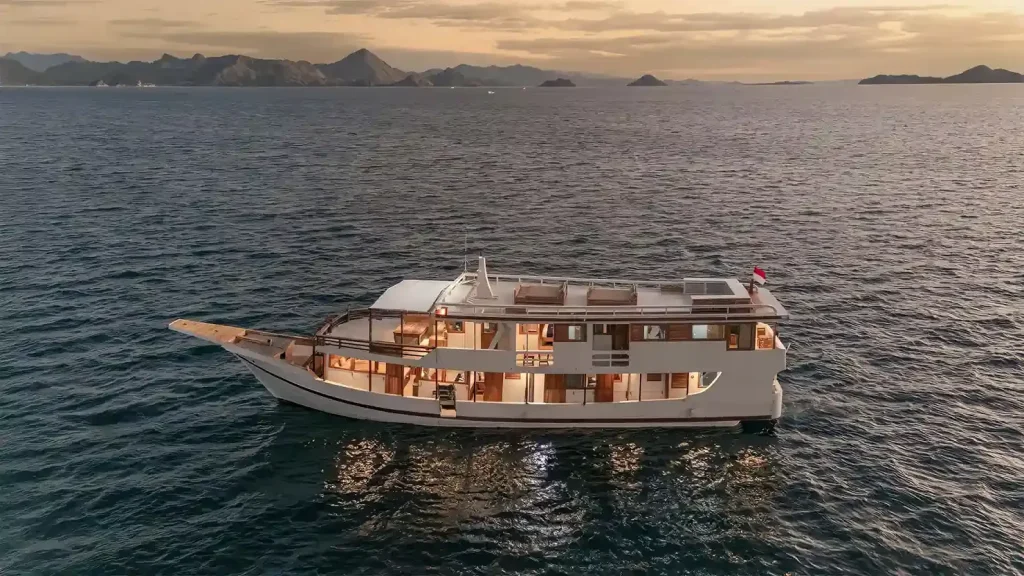 Ayvara Cruises | Komodo Liveaboard | Komodo Island Tour | Juara Holding Group